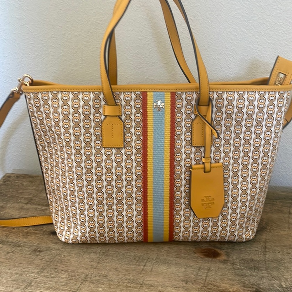 Gently used Tory Burch tote removal shoulder strap. Used 1